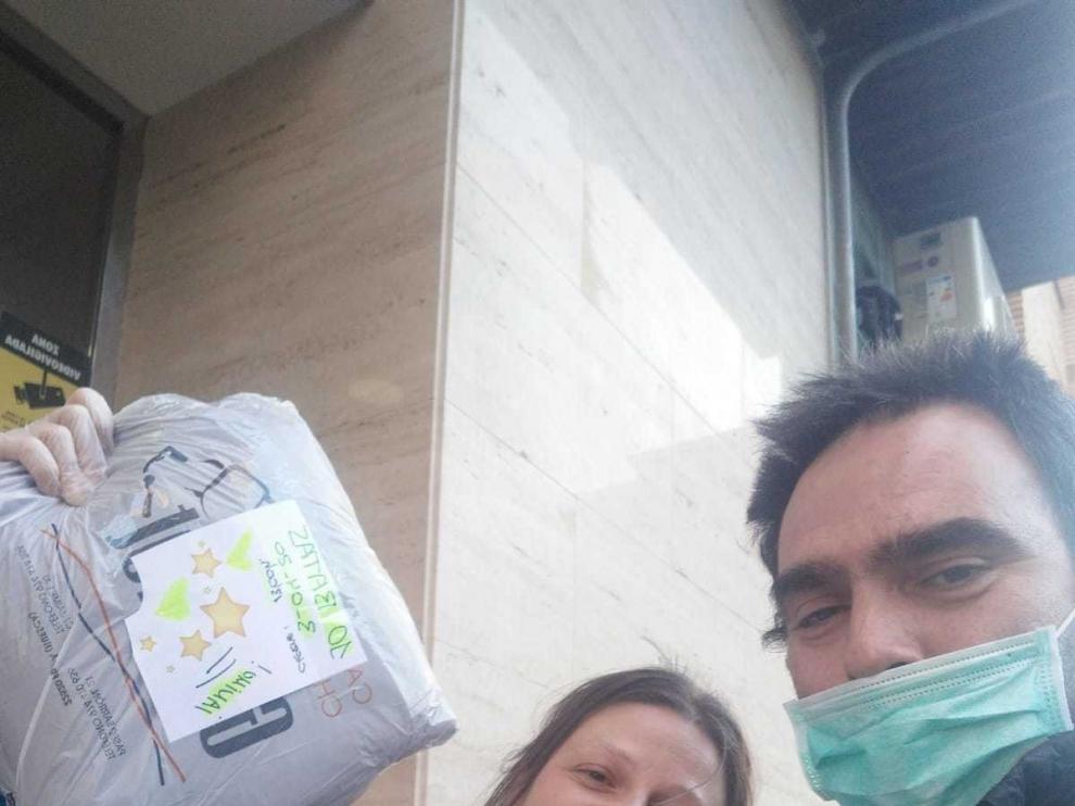 "Armaduras" de plástico para proteger del coronavirus a quienes "batallan" en primera línea