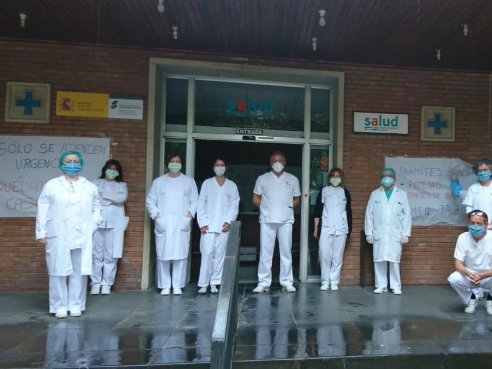 Emoción en Barbastro en el aplauso por el médico fallecido por coronavirus