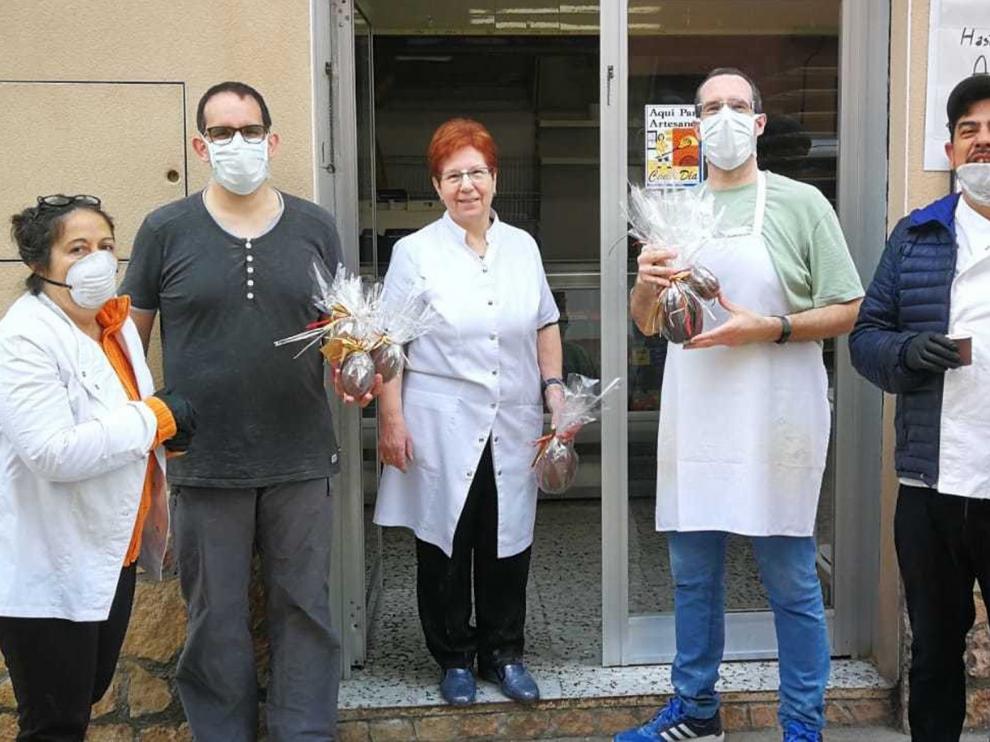 Tolva endulza su fiesta mayor con "monas" de Casa Canseró