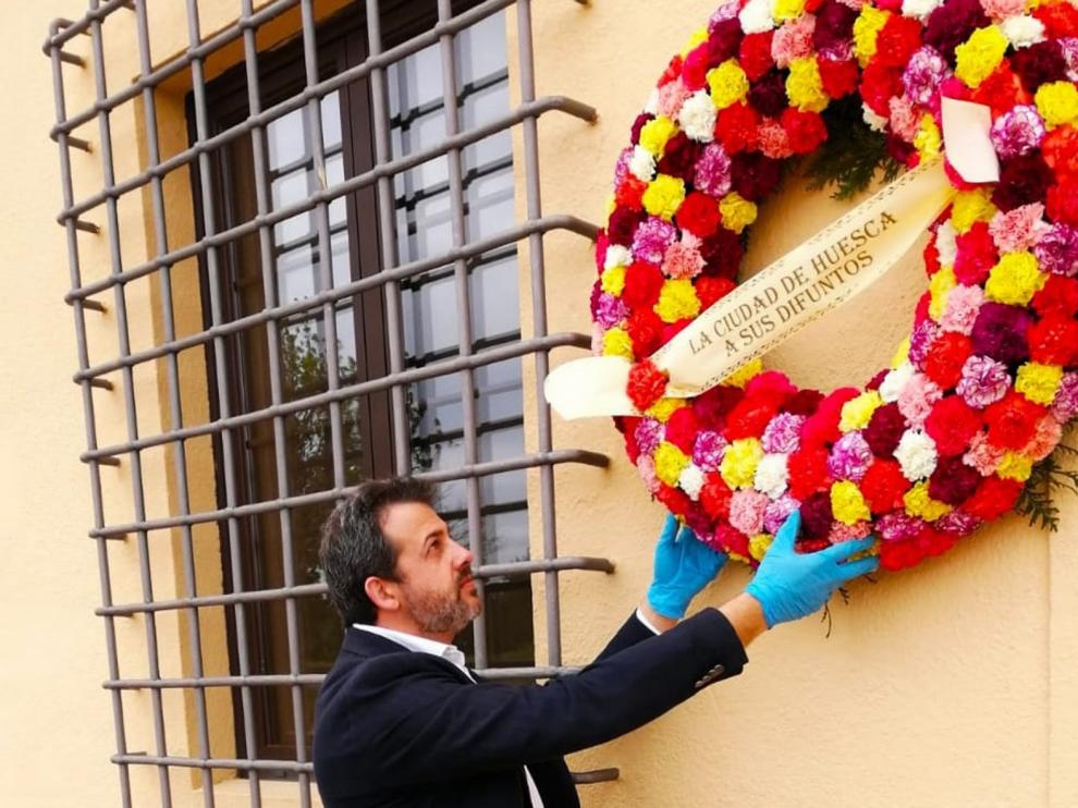 El Ayuntamiento de Huesca pone flores en el Cementerio por los fallecidos por coronavirus
