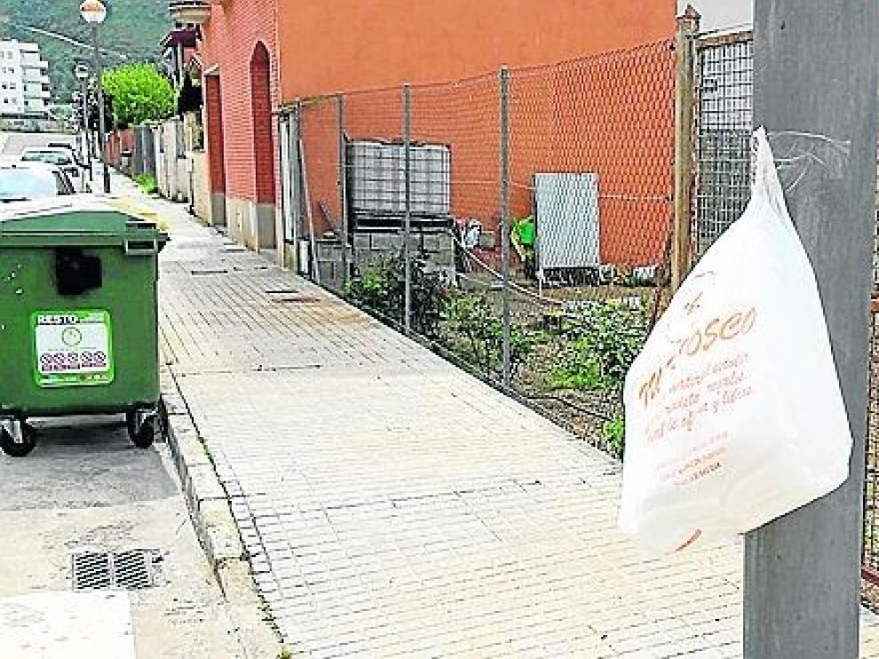 Aparecen bolsas con mascarillas en Monzón