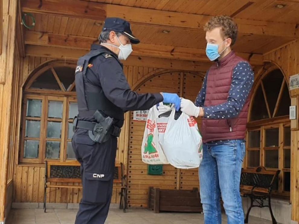 La Policía intensifica la comunicación con los sanitarios y coordina las oleadas de solidaridad de los vecinos