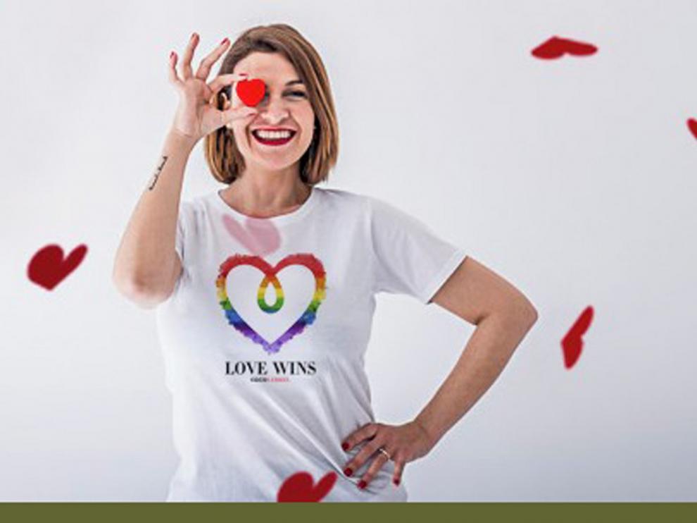 Una camiseta solidaria "made inHuesca" en apoyo a las maltratadas