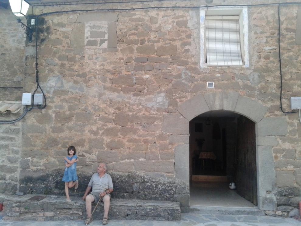 Iñaki Zuazu y Céline Bouvet: "Ahora más que nunca vemos que hemos acertado al vivir en un pueblo"