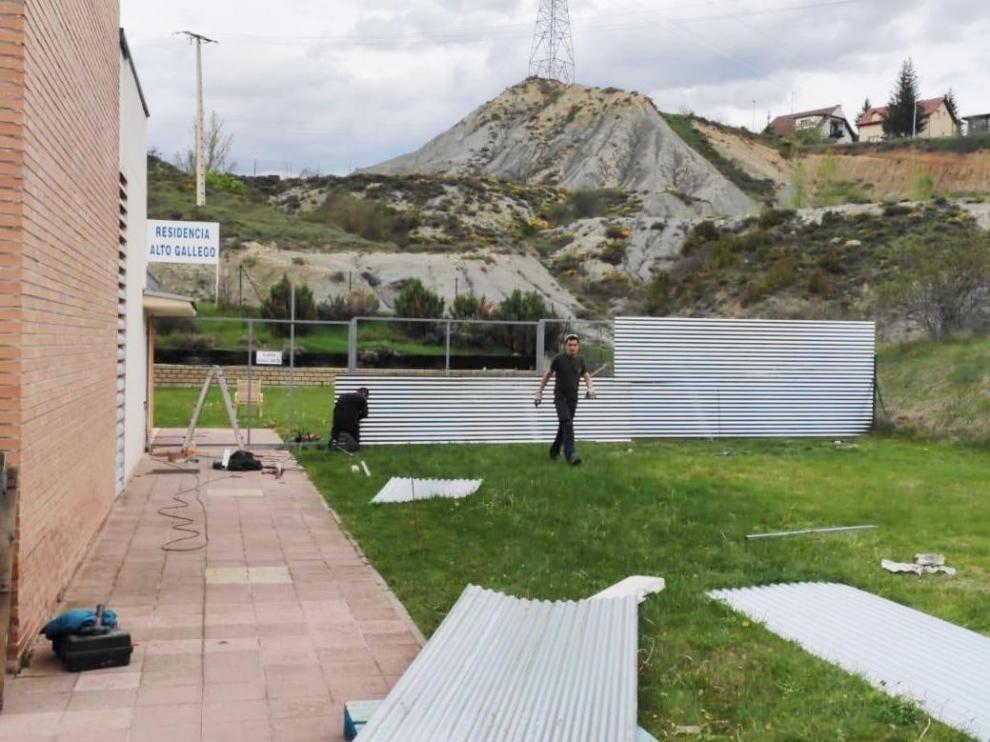 La residencia Alto Gállego de Sabiñánigo establece zonas de jardín diferenciadas
