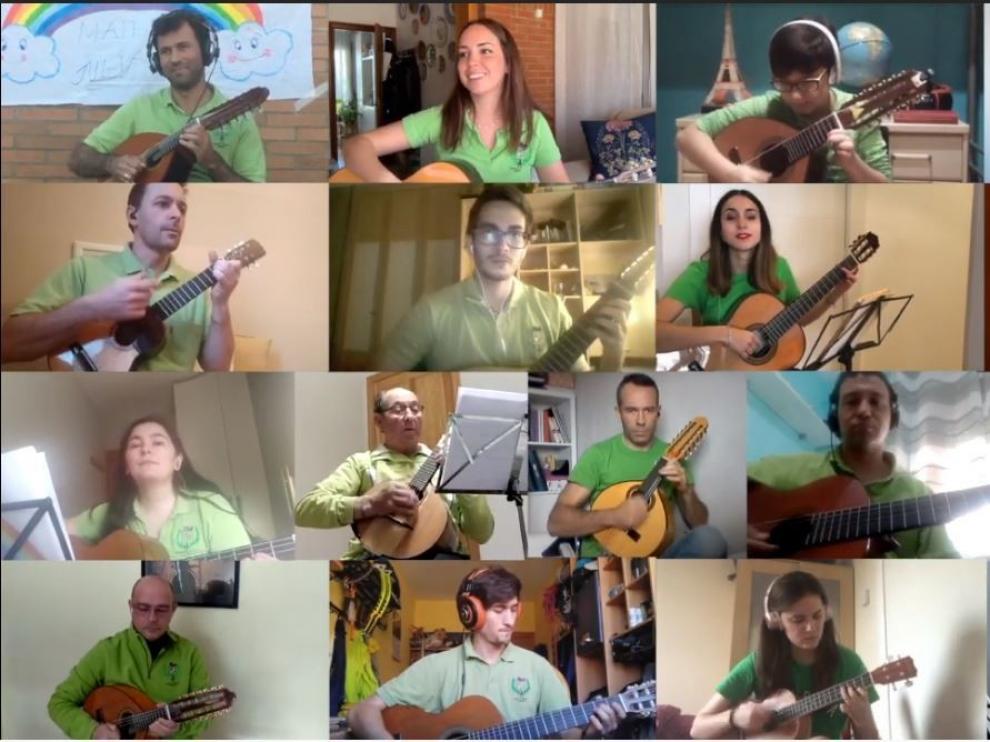 Santa Cecilia entona "Resistiré" a ritmo de guitarras y bandurrias