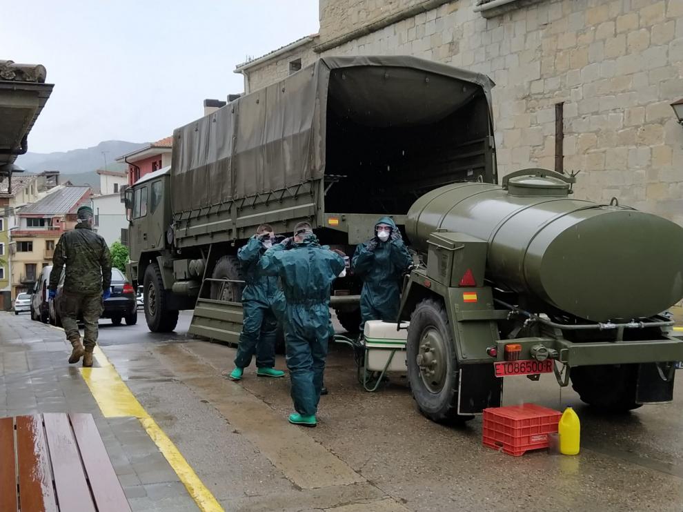 La Unidad Militar de Emergencias realiza tareas de desinfección en la Residencia de Graus