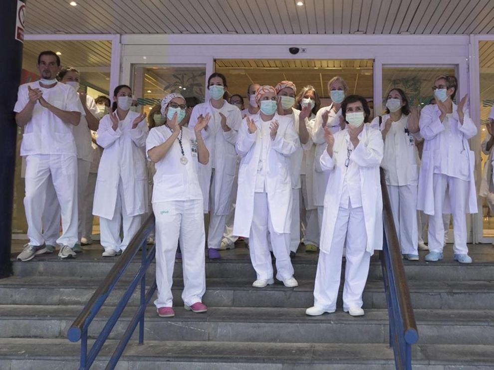 El sanitario del Hospital San Jorge que usó mascarillas defectuosas da negativo en el PCR