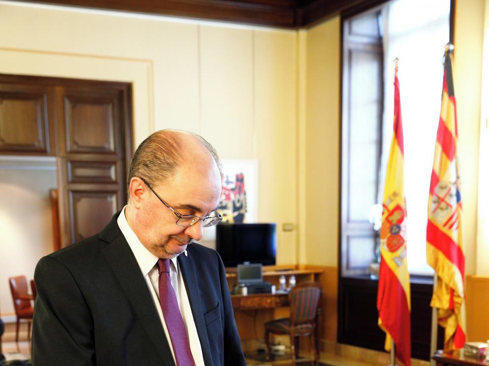 Javier Lambán: "Nadie sabe si la recuperación será en V o en L, lo que sí tiene que ser es con la A de Aragón y la E de España"