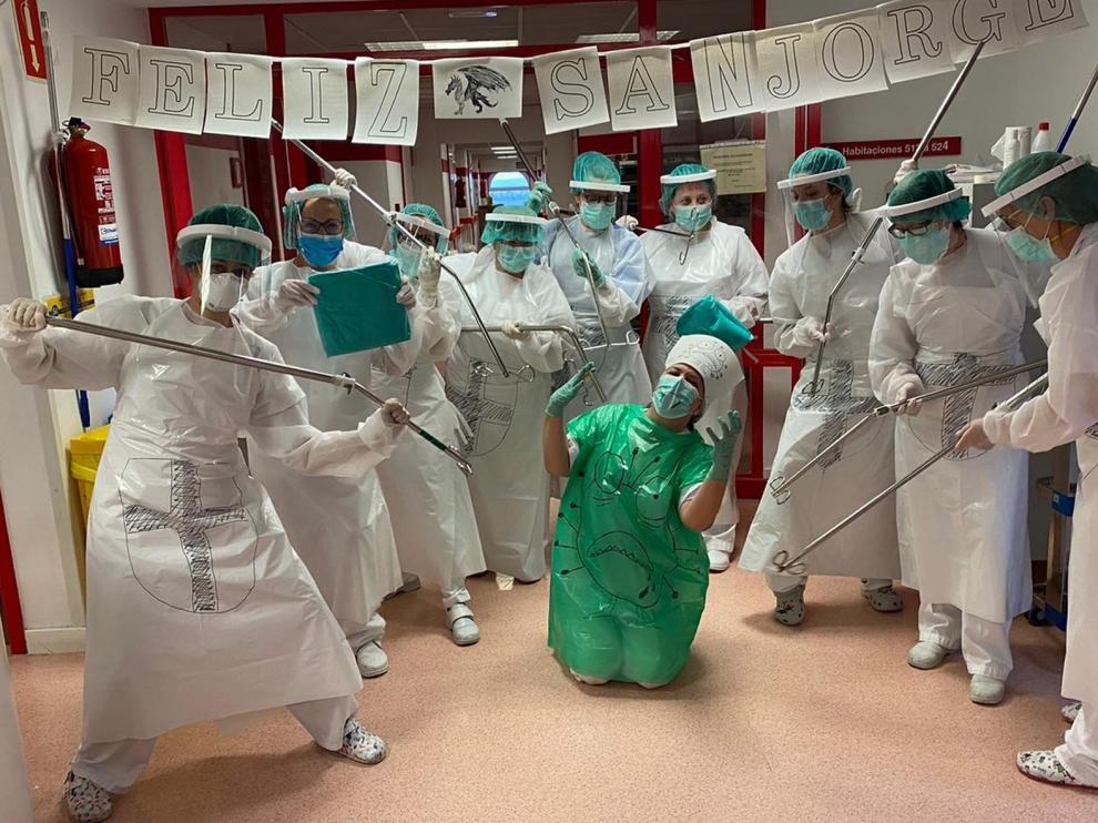 Los sanitarios, los protectores con alma y corazón que llenan de mimos al paciente
