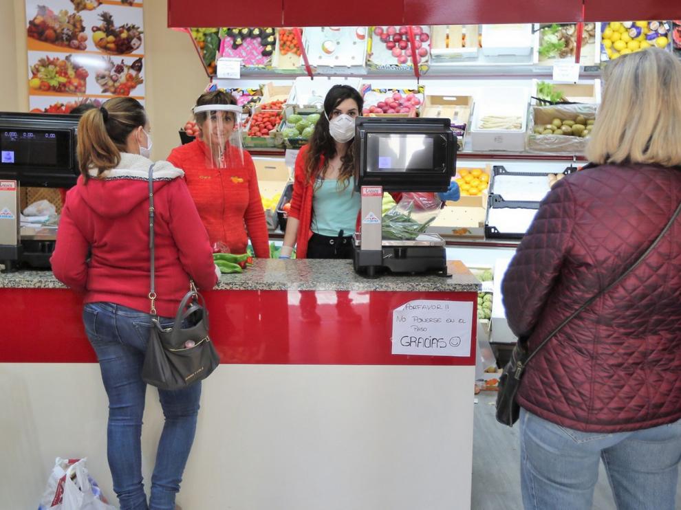 Carteros y repartidores para suministrar material sanitario, correo y comida
