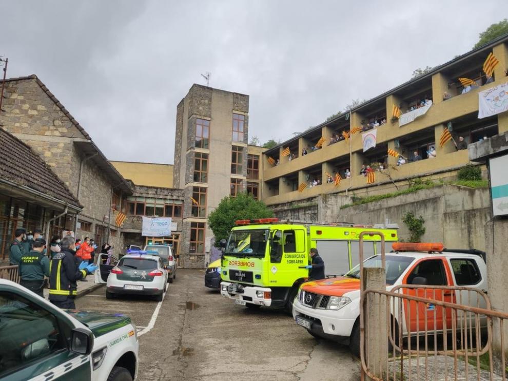 Los servicios de emergencia aplauden a los mayores de la residencia de Aínsa