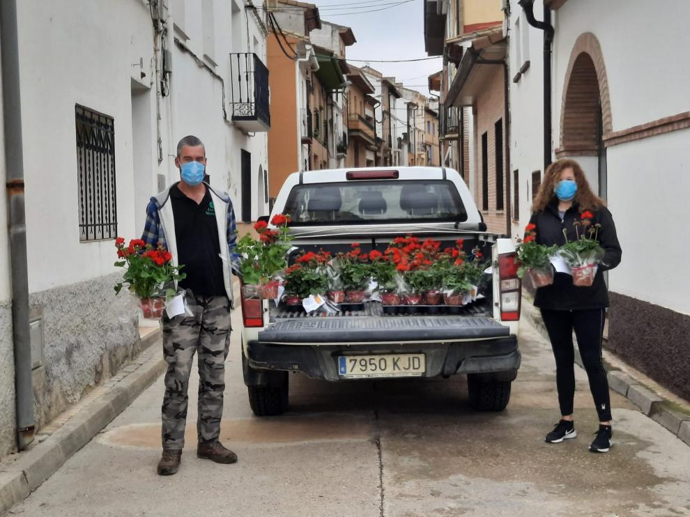Los vecinos de los núcleos de Peralta de Alcofea reciben un detalle en el Día de San Jorge
