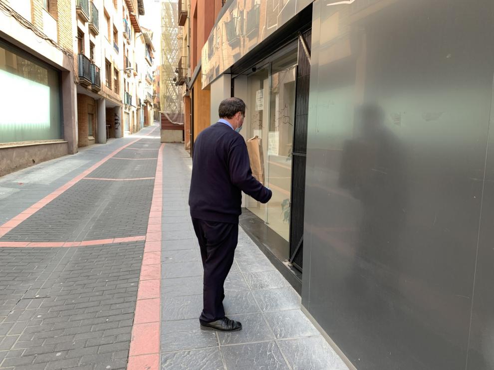 El Ayuntamiento de Monzón reparte 150 mascarillas quirúrgicas a los comerciantes