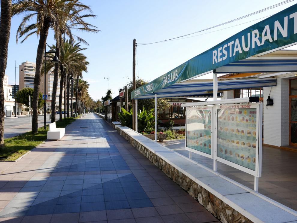 El bar post-coronavirus mide temperatura del cliente, pone mamparas y reduce aforo