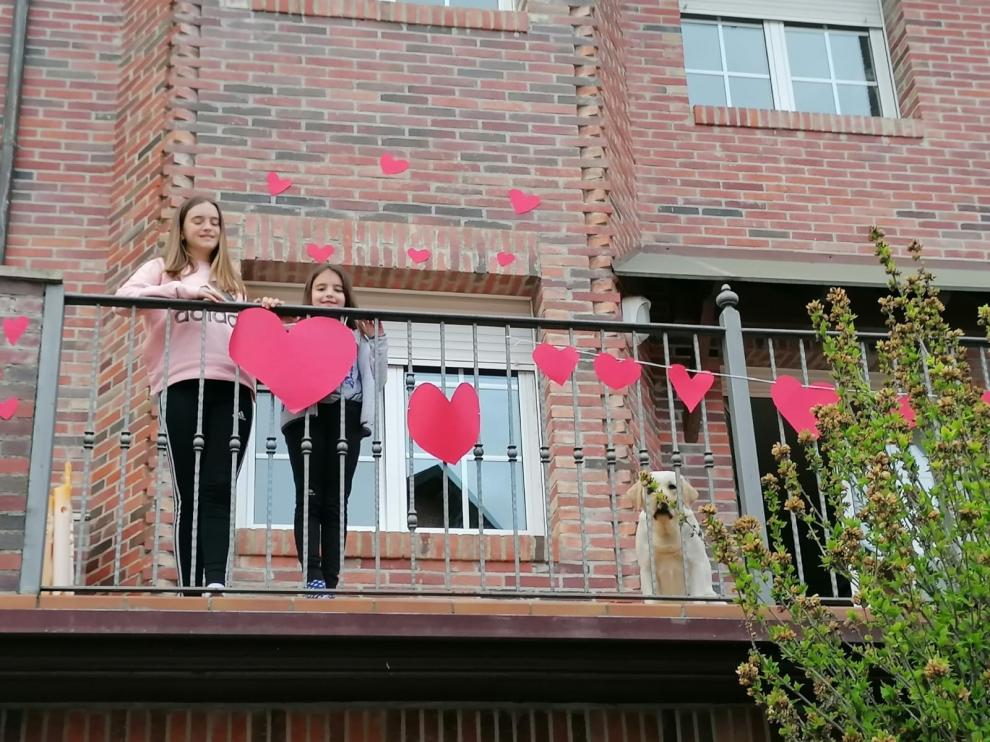 Sabiñánigo se llena de corazones rojos