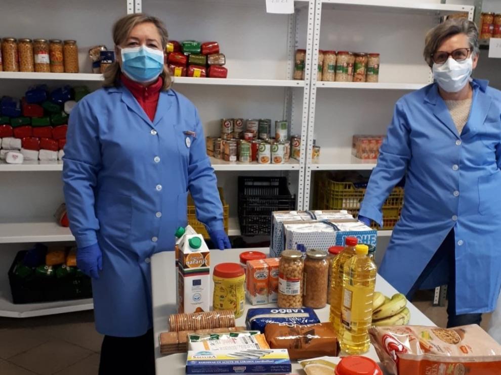 Cáritas Sabiñánigo echa una mano repartiendo lotes de alimentos