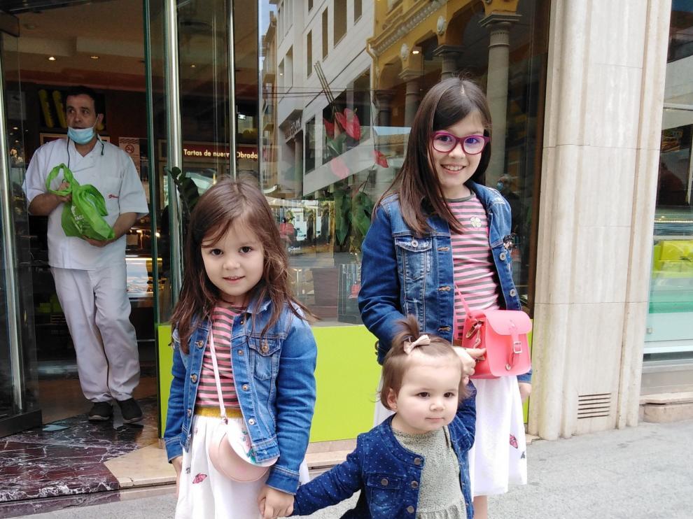 Los niños salen por fin a la calle tras el confinamiento por el coronavirus en una jornada de risas tras la mascarilla