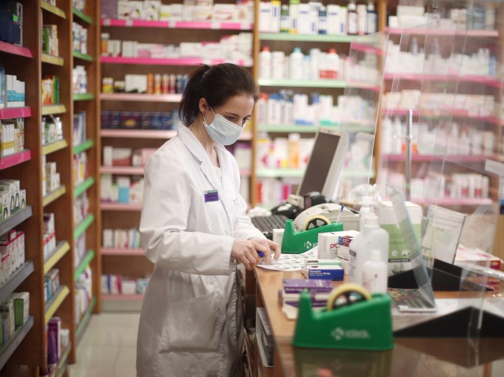 Un grupo de expertos pide que las farmacias hagan 100 test al día para cubrir a toda la población en 6 semanas