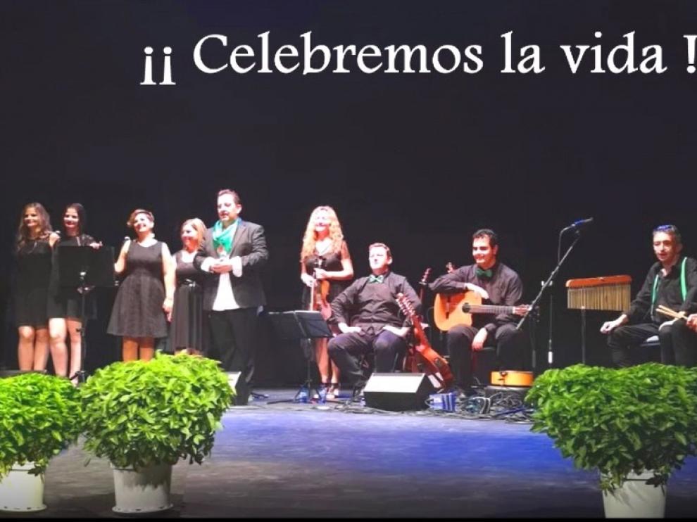 Toño Julve nos vuelve a proponer en un nuevo video que Celebremos la vida
