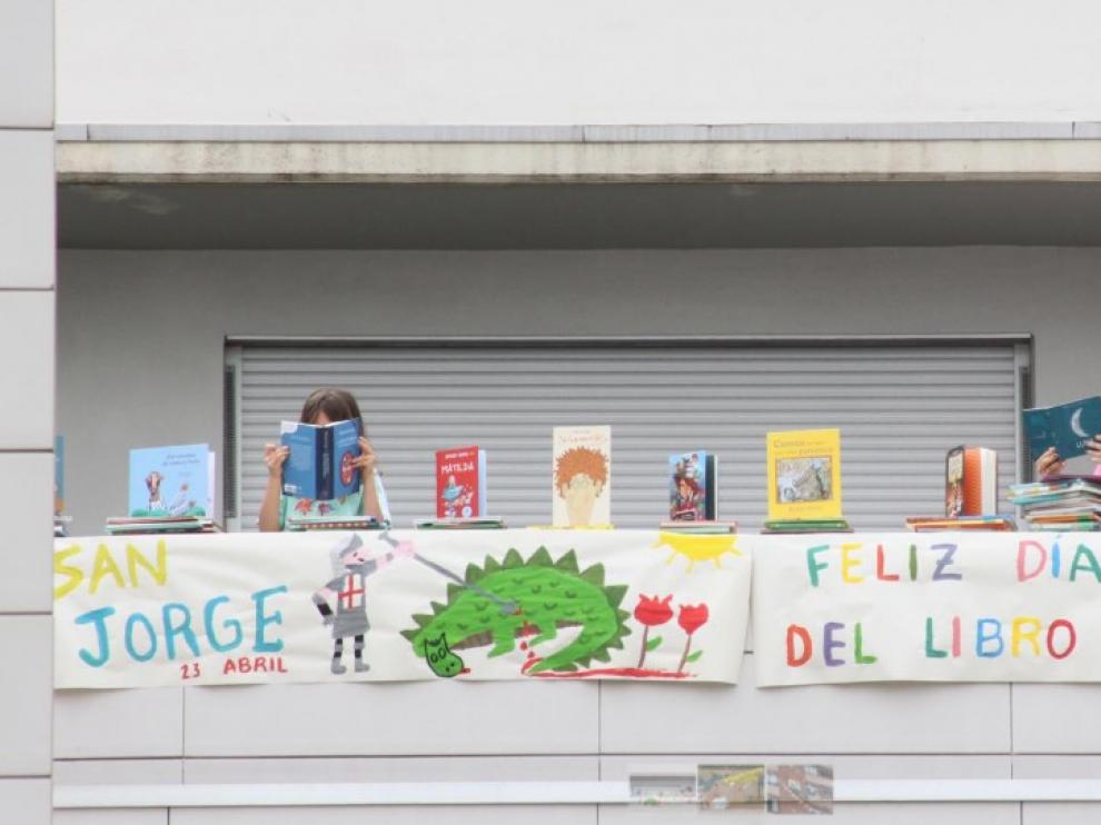 Marta Martínez Arnal y Laura Arna ganan el concurso de decoración de balcones de Huesca
