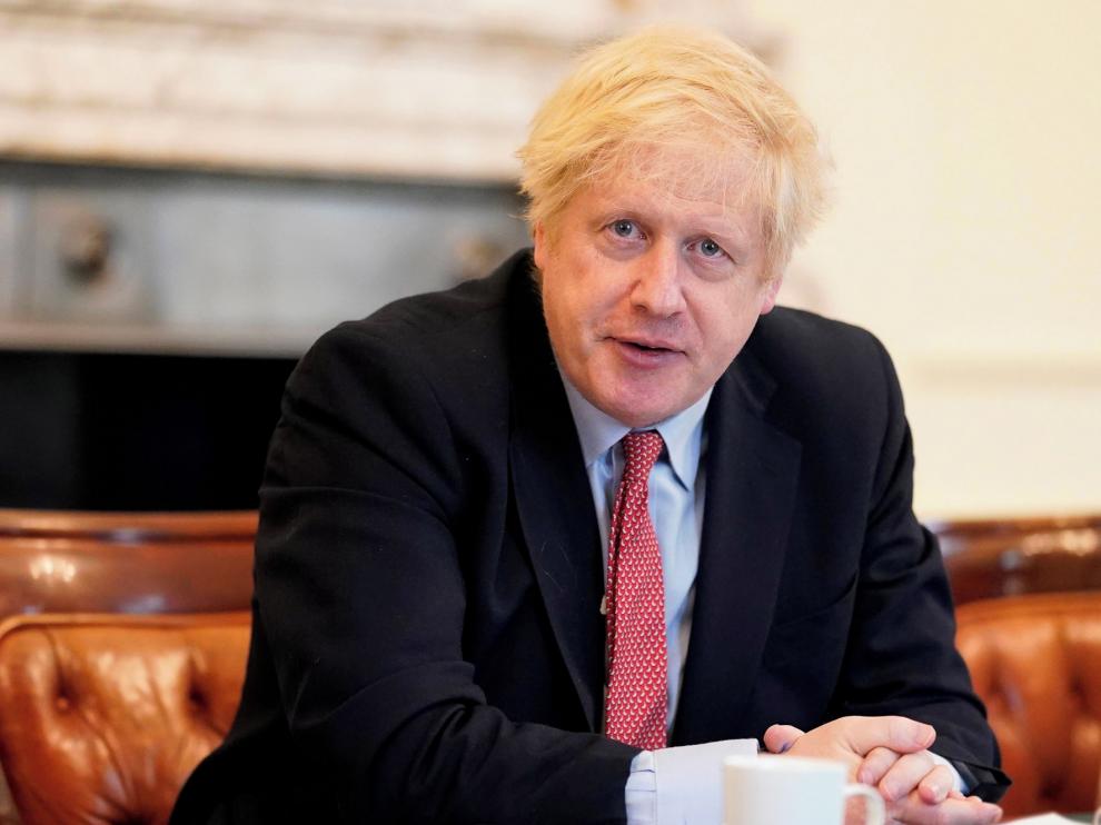 Johnson pide respetar las restricciones por covid-19