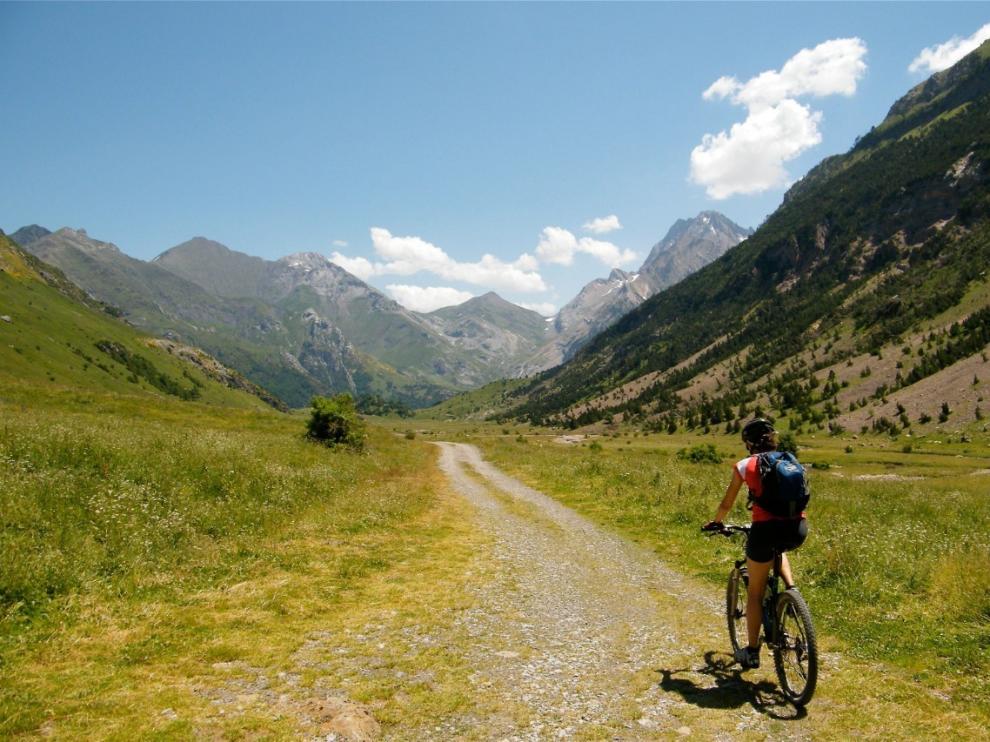 Las Cortes acuerdan que haya ayudas para el turismo en un mes
