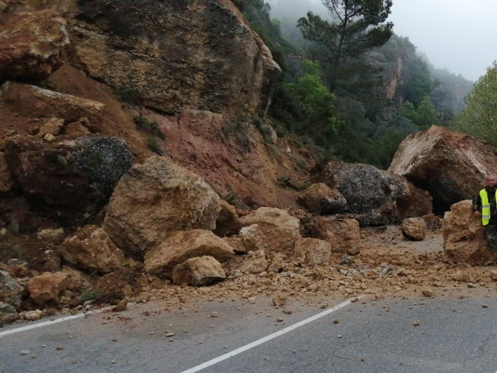 Cerrada al tráfico la carretera entre Naval y Colungo a causa del hundimiento de la calzada