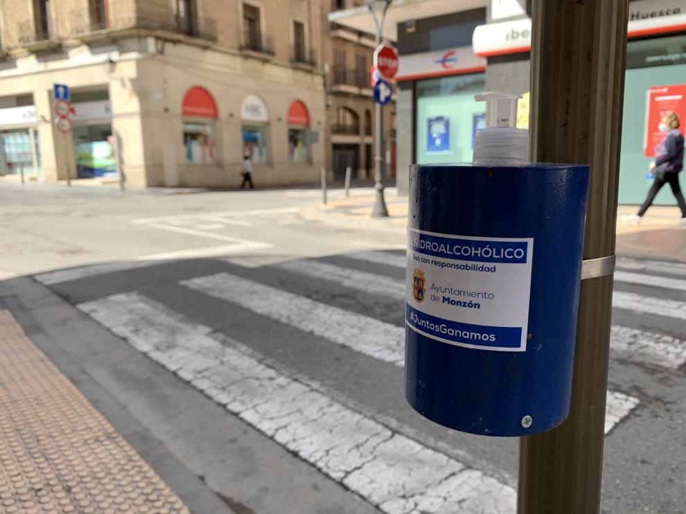 El Ayuntamiento de Monzón coloca geles hidroalcohólicos en diferentes puntos de la ciudad