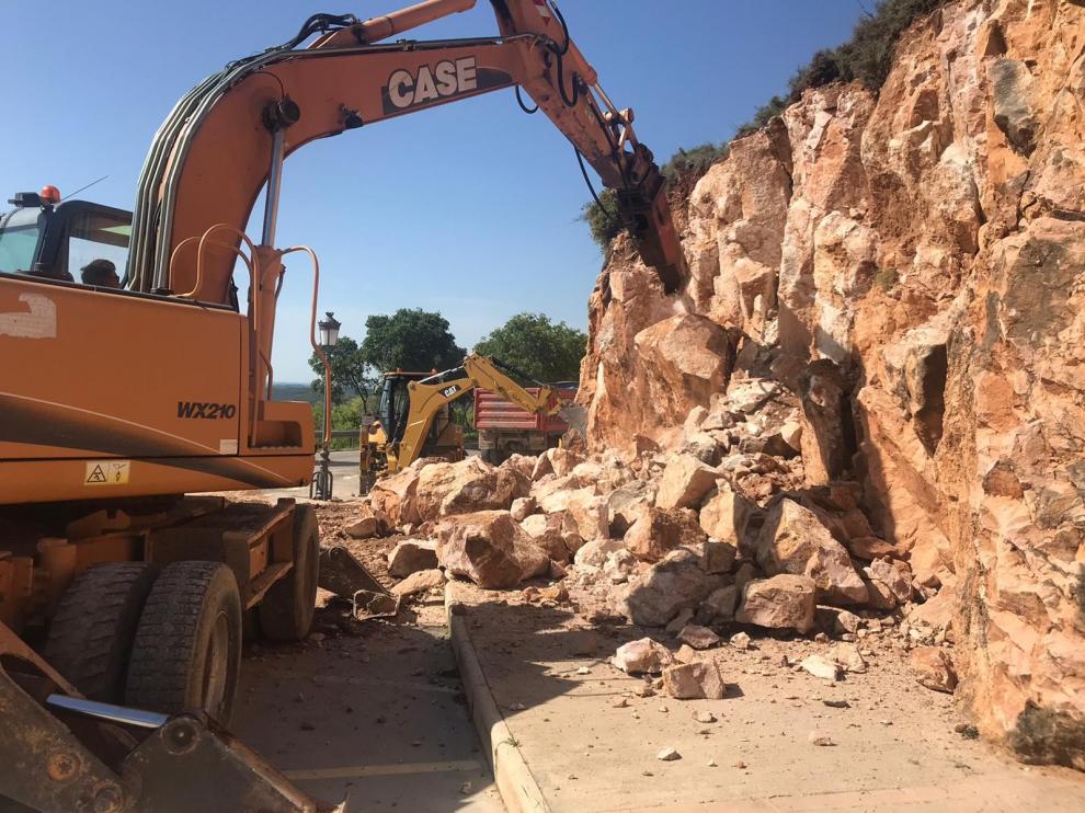 El agua origina grietas de 20 metros en el muro del aparcamiento de Alquézar