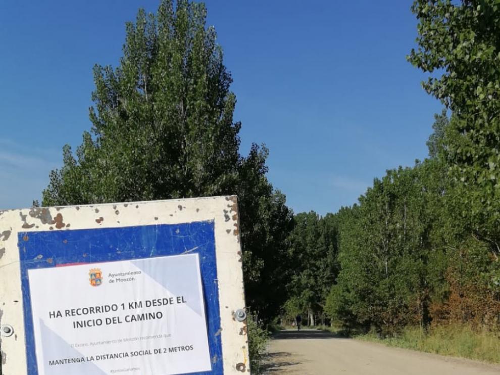 La Policía Local señaliza la distancia en 6 caminos en Monzón