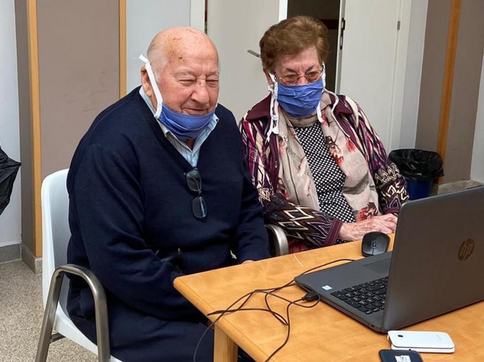 Residentes de Riosol se conectan con alumnos zaragozanos