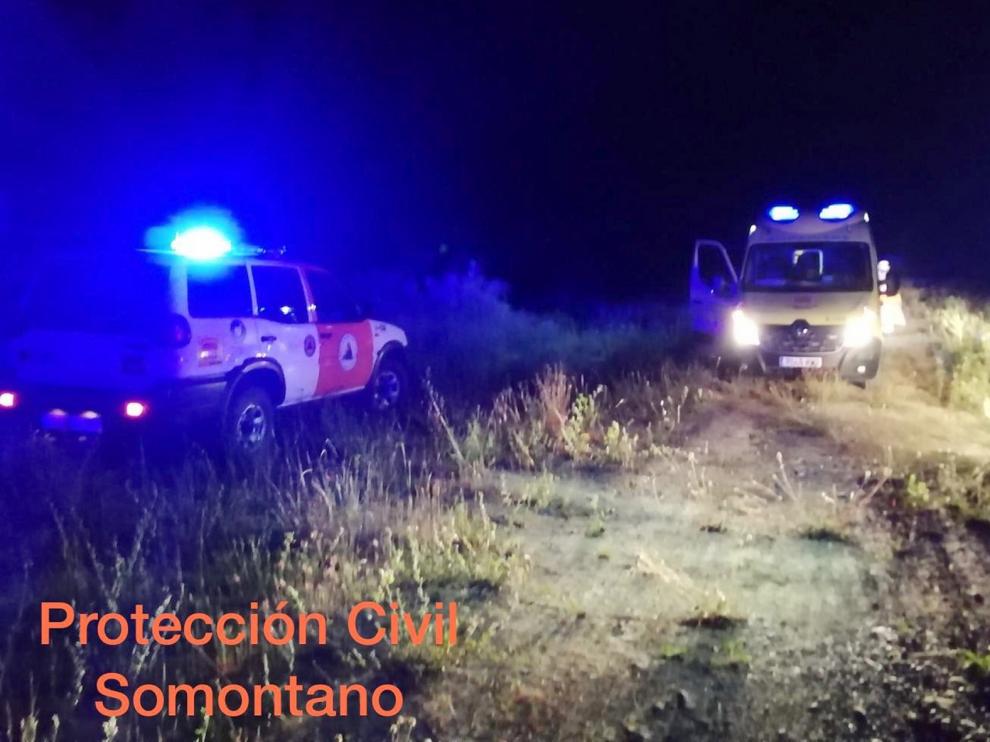 Difícil rescate de un conductor que se precipitó en una curva próxima a la piscifactoría de El Grado