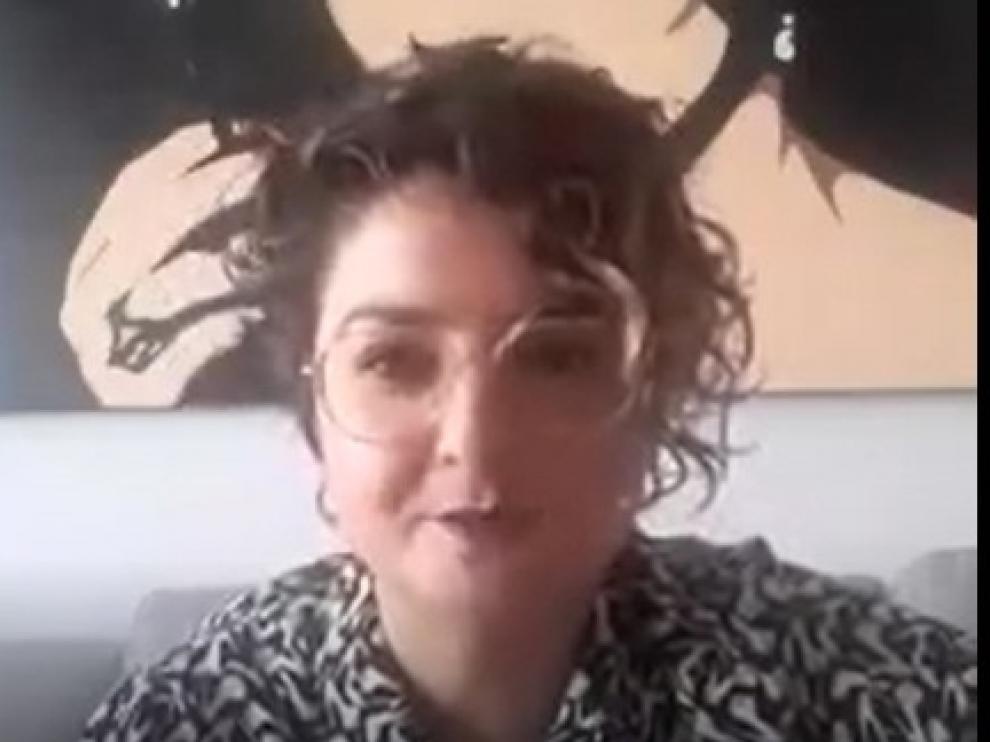Celia Cáliz celadora de San Jorge dedica una jota a sus compañeros sanitarios
