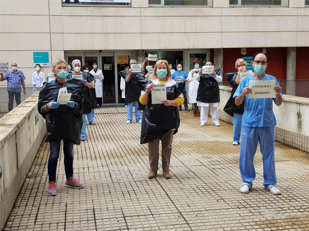 Los sindicatos sanitarios se concentran y piden el cese de Lambán por respaldar a Ventura