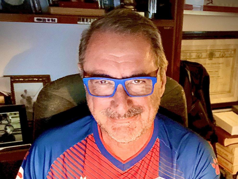 El periodista Carlos Herrera se pone la camiseta del Huesca en su retransmisión de este lunes
