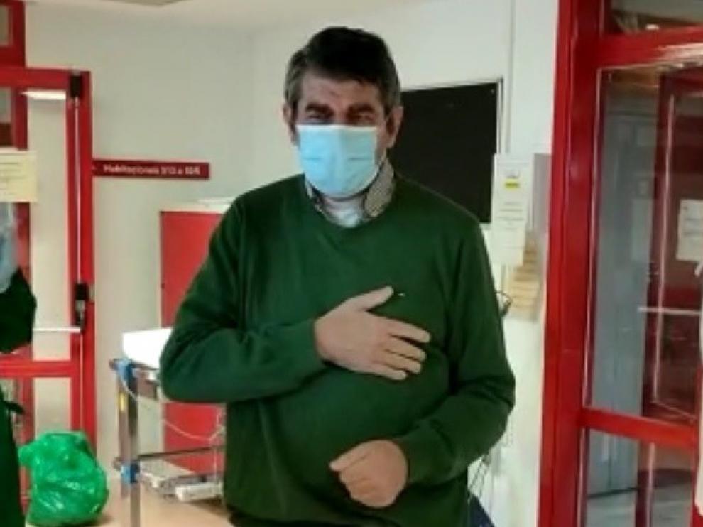 Un emocionado Ignacio Almudévar recibe el alta entre aplausos