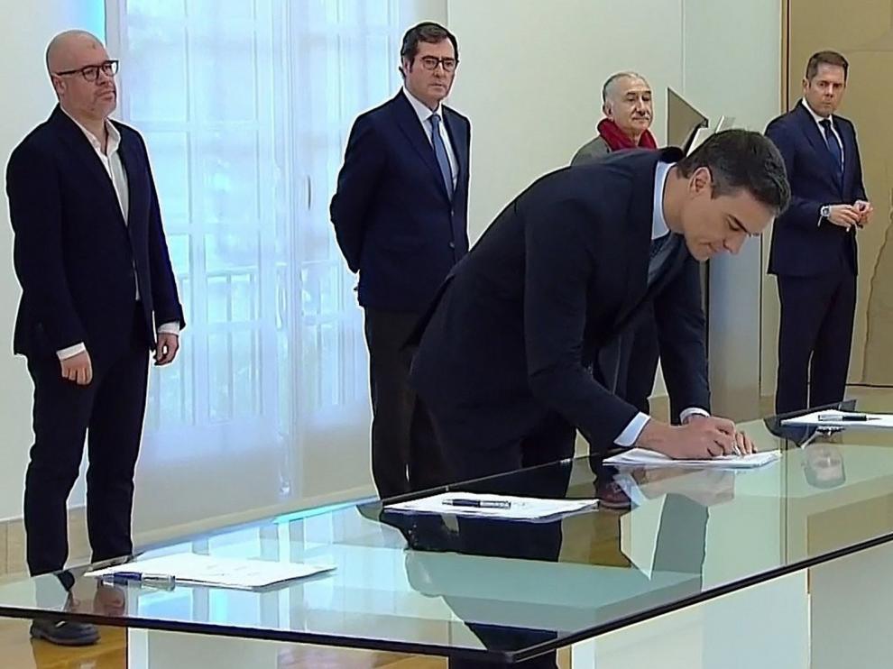 Gobierno, sindicatos y Ceoe firman el pacto que prorroga los ERTE