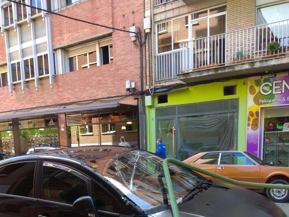 Una farola en mal estado cae sobre dos coches en la calle Ricardo del Arco de Huesca
