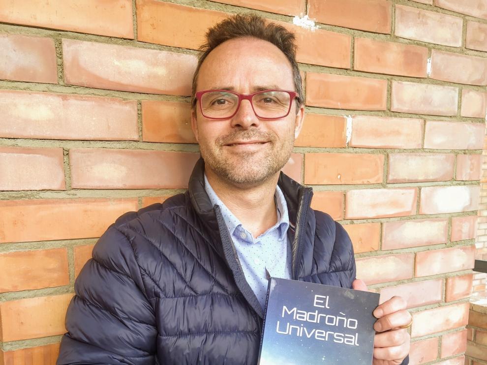 Carlos Cabot: "El libro tiene un mensaje de amor, unidad y fuerza ante las adversidades"