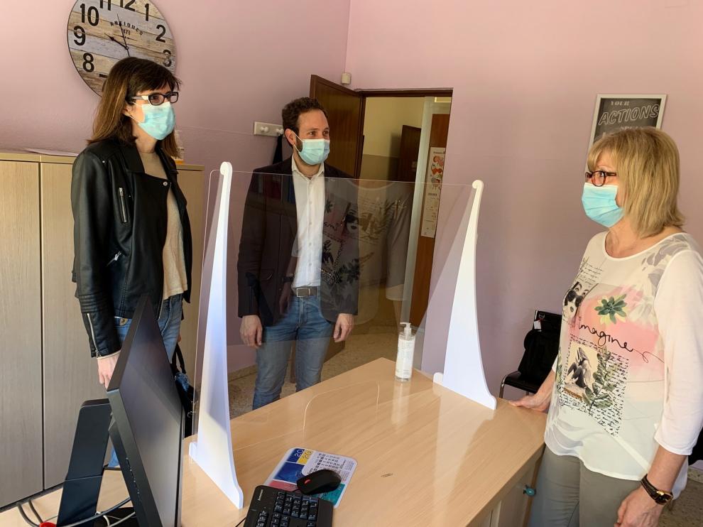 El Ayuntamiento de Monzón reparte pantallas de metacrilato a los centros educativos