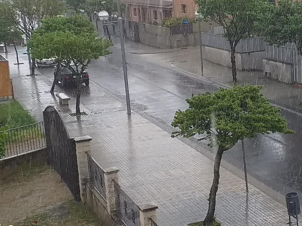 Una fuerte tormenta descarga 45 litros de agua por metro cuadrado en Barbastro