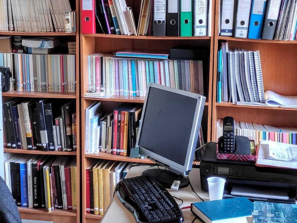 Salas en silencio y trabajo en el taller y archivo en el Diocesano de Huesca