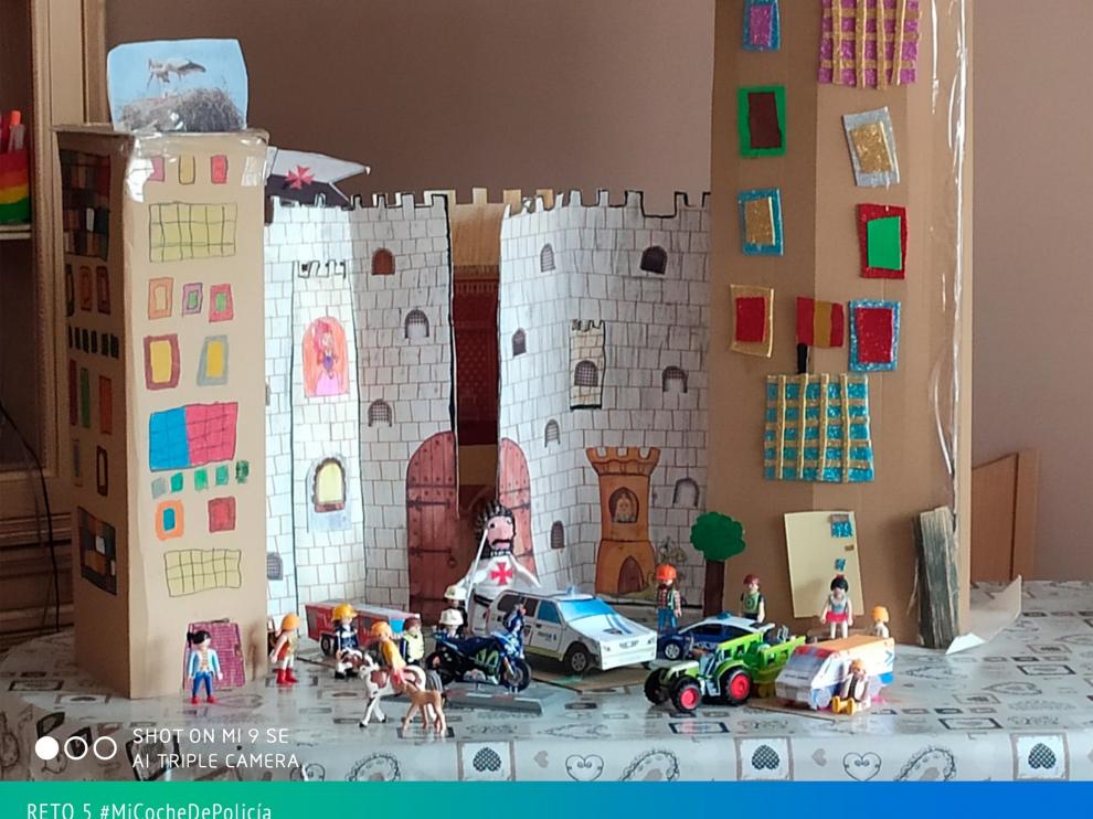 La creatividad de los niños de Monzón en el reto #MiCocheDePolicía