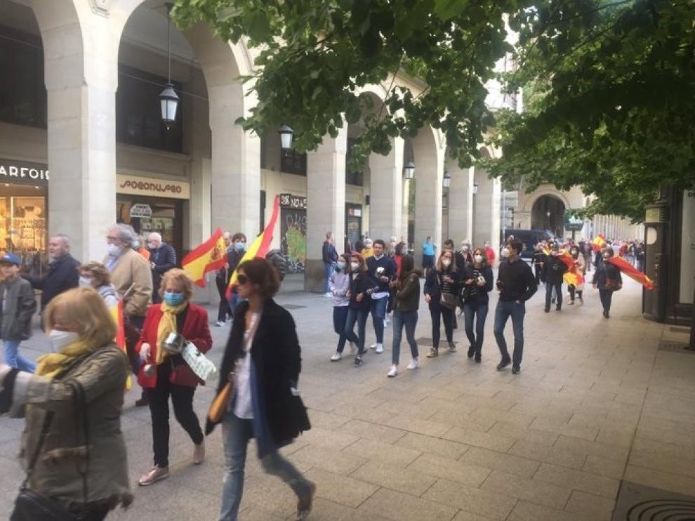 Varios centenares de personas piden la dimisión de Pedro Sánchez en Zaragoza