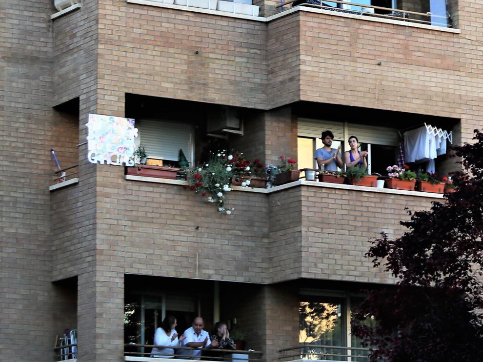 Último aplauso a los sanitarios desde los balcones