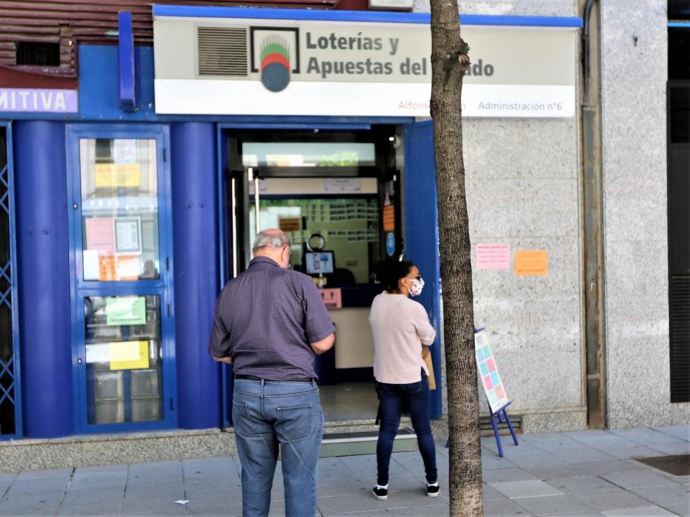 Los despachos de lotería abren con una oferta más reducida