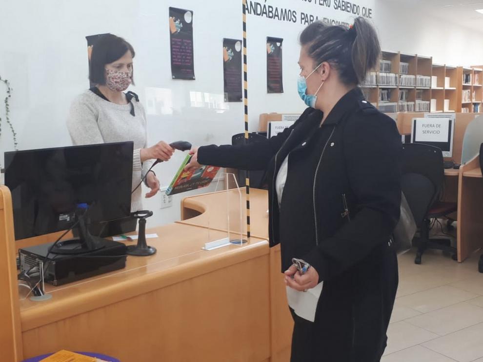 Sabiñánigo abre su biblioteca para dejar y devolver fondos