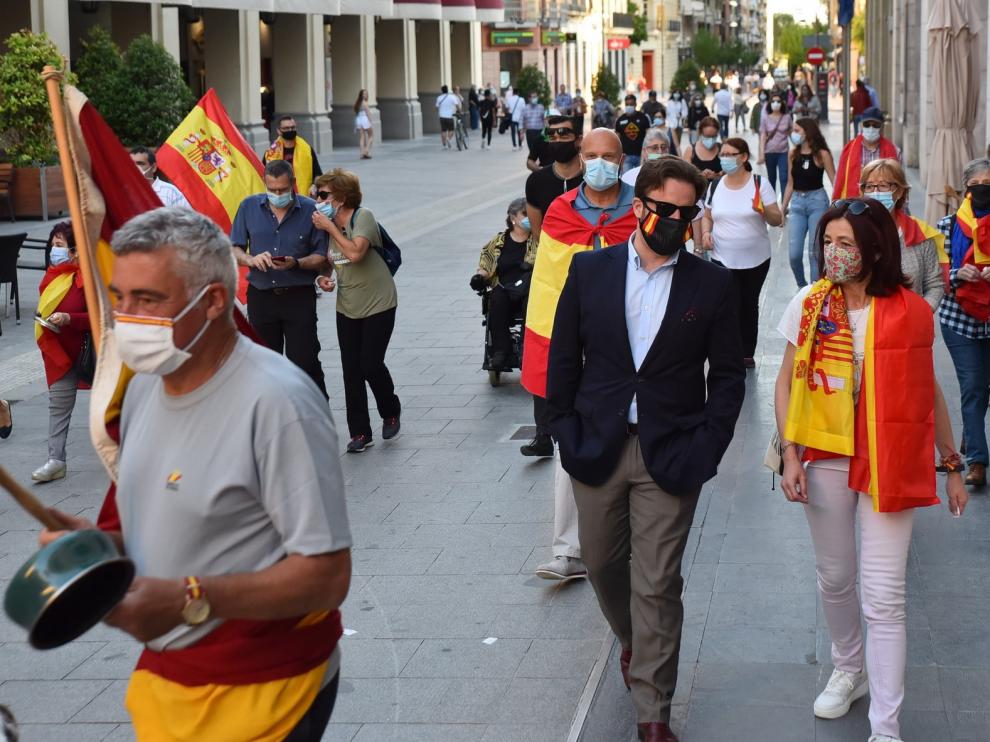 El "paseo" contra el Gobierno reúne a unas decenas de personas en Huesca