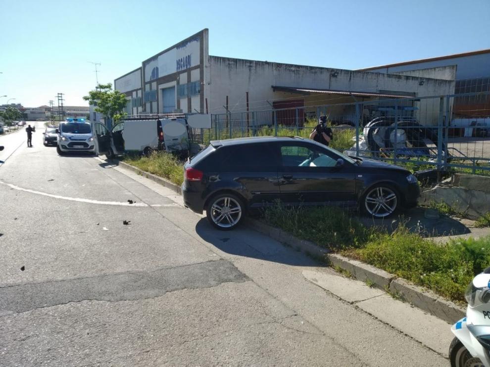 Un conductor sin carné colisiona con una furgoneta y un muro cuando era perseguido por la Policía Local de Huesca
